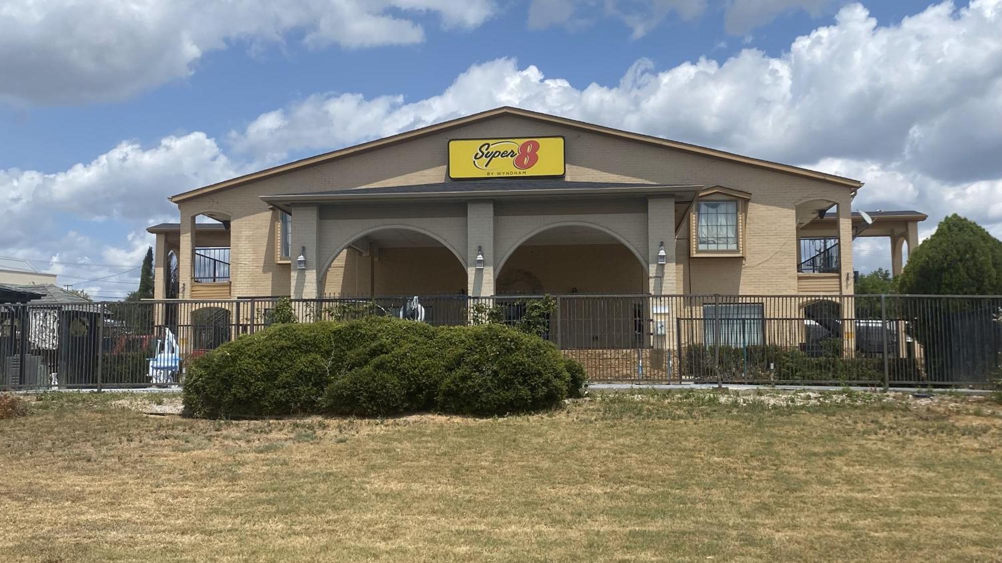 Super 8 By Wyndham Decatur Texas Hotel Buitenkant foto